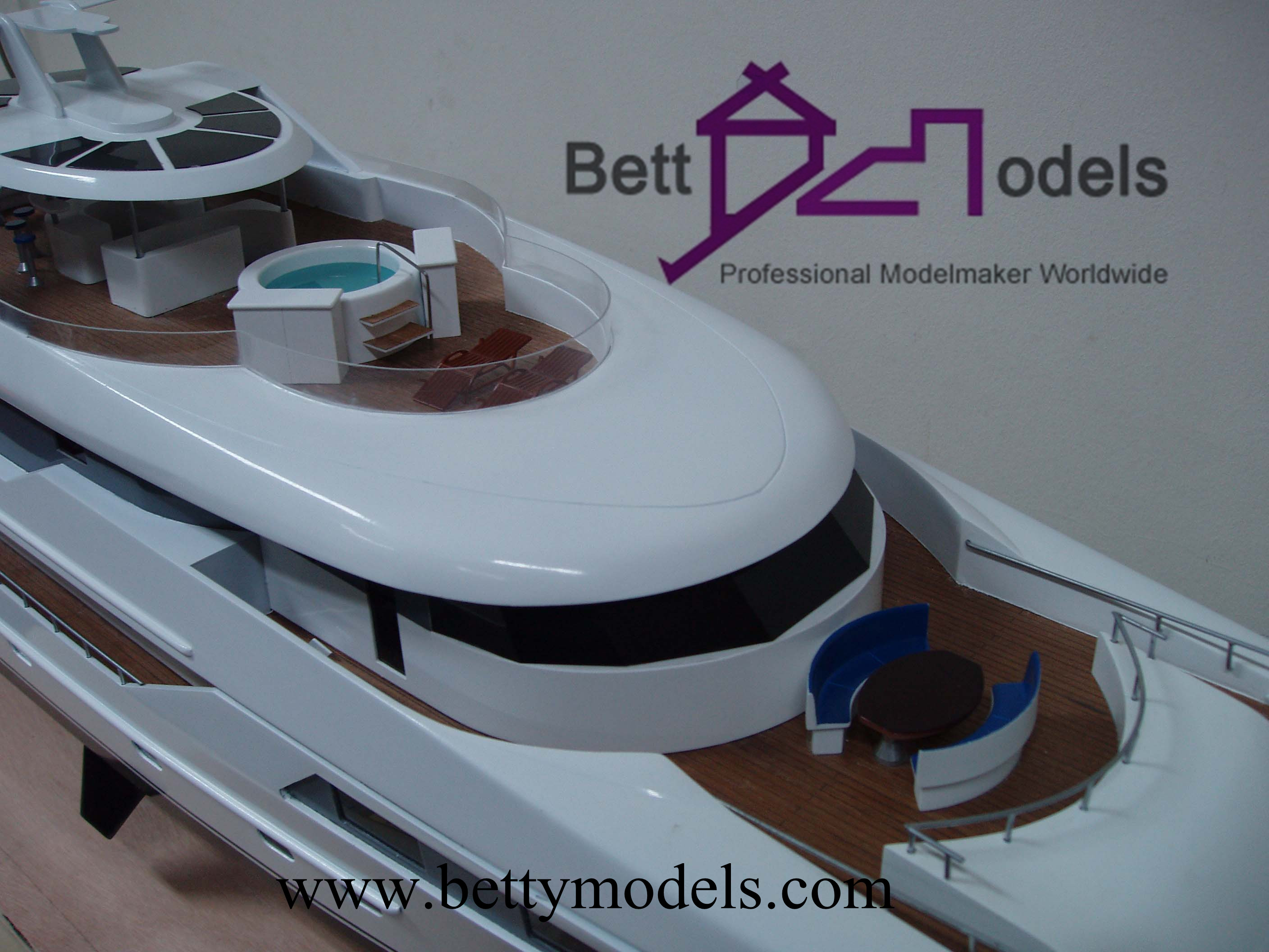 Modelli in scala di yacht personalizzati in Francia